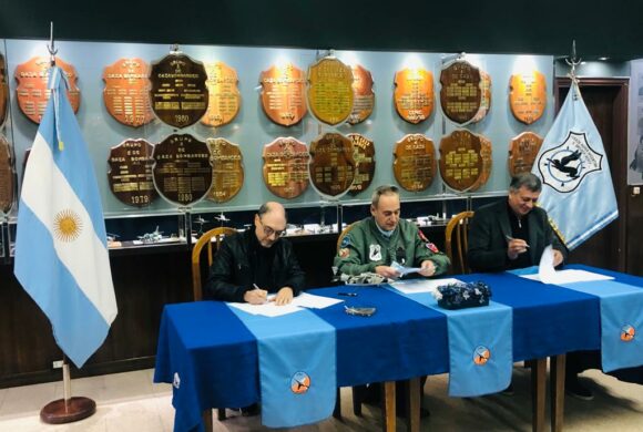 El Clúster Aeroespacial firmó un convenio con Las Heras y la IV Brigada Aérea